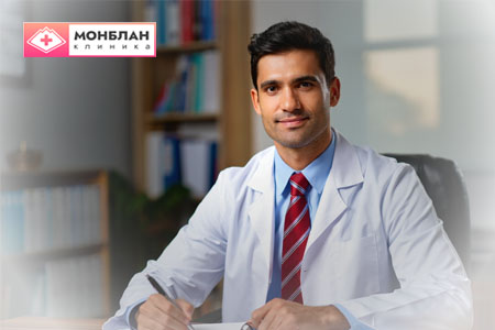 Врач делает записи в медицинской карточке пациента